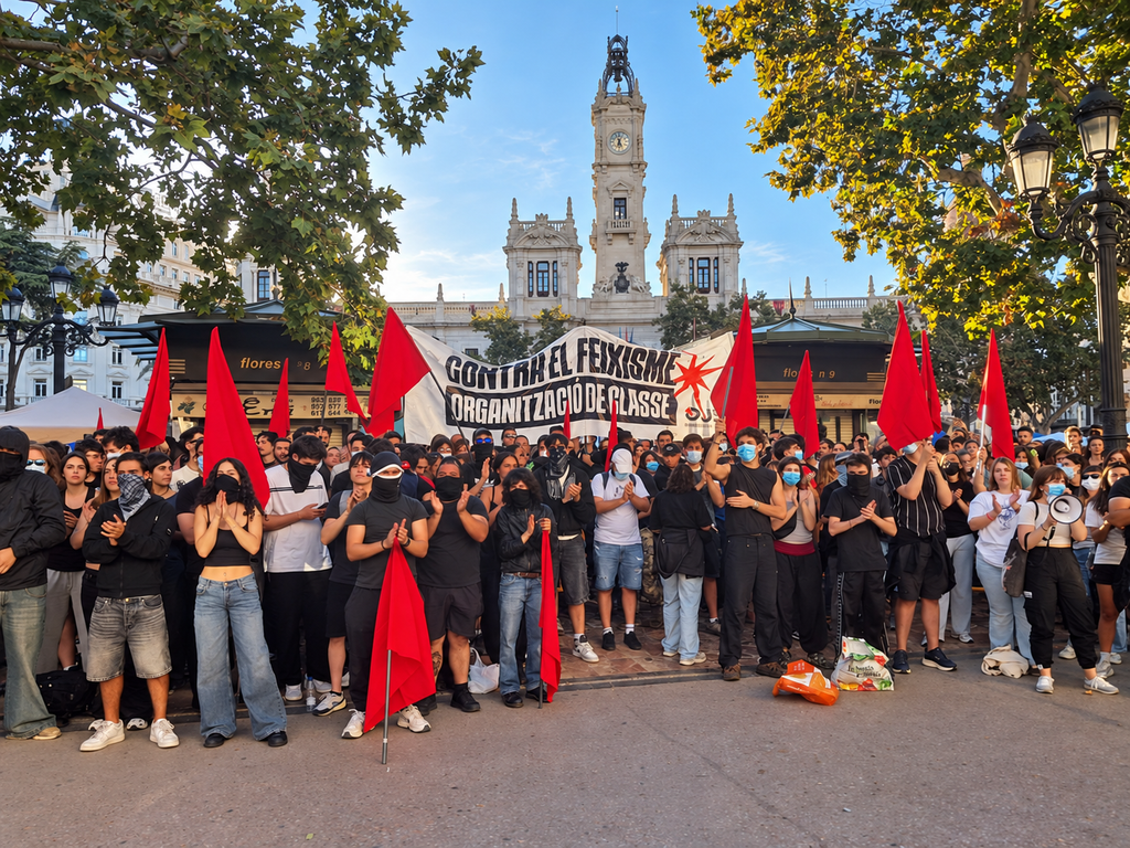 Grupos radicales de izquierdas en la plaza del Ayuntamiento familias y grupos de baile renuncian a la dansà por miedo 2 Grupos radicales de izquierdas en la plaza del Ayuntamiento familias y grupos de baile renuncian a la dansa por miedo 1