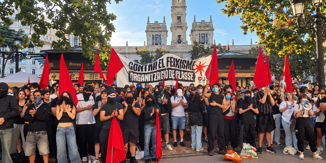 Grupos radicales de izquierdas en la plaza del Ayuntamiento familias y grupos de baile renuncian a la dansà por miedo 1 Grupos radicales de izquierdas en la plaza del Ayuntamiento familias y grupos de baile renuncian a la dansà por miedo