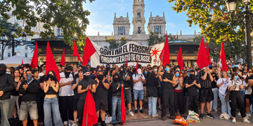 Grupos radicales de izquierdas en la plaza del Ayuntamiento familias y grupos de baile renuncian a la dansà por miedo
