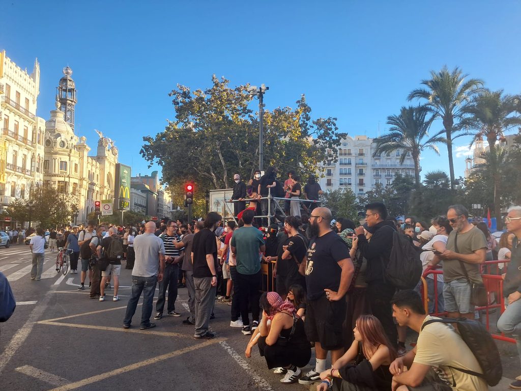 Grupos radicales de izquierdas en la plaza del Ayuntamiento familias y grupos de baile renuncian a la dansà por miedo 14 Grupos radicales de izquierdas en la plaza del Ayuntamiento familias y grupos de baile renuncian a la dansa por miedo 10