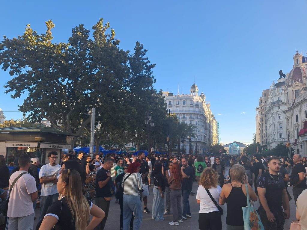 Grupos radicales de izquierdas en la plaza del Ayuntamiento familias y grupos de baile renuncian a la dansà por miedo 15 Grupos radicales de izquierdas en la plaza del Ayuntamiento familias y grupos de baile renuncian a la dansa por miedo 11