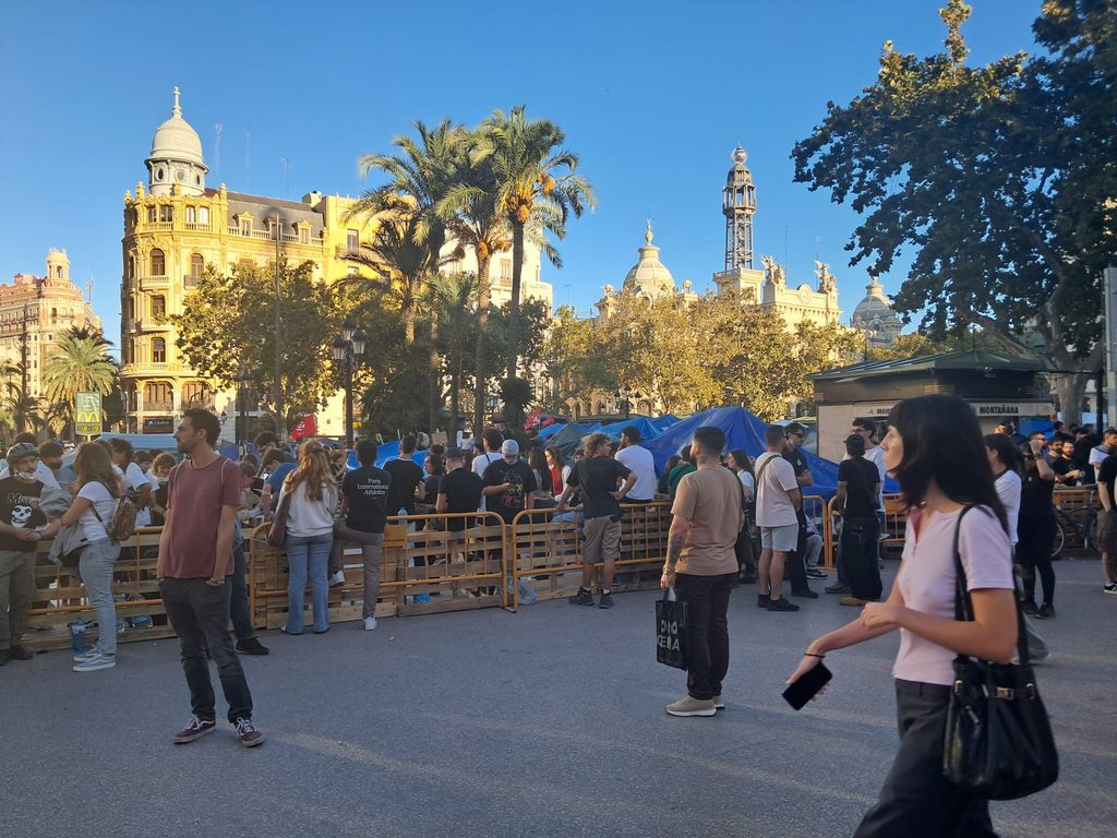 Grupos radicales de izquierdas en la plaza del Ayuntamiento familias y grupos de baile renuncian a la dansà por miedo 16 Grupos radicales de izquierdas en la plaza del Ayuntamiento familias y grupos de baile renuncian a la dansa por miedo 12