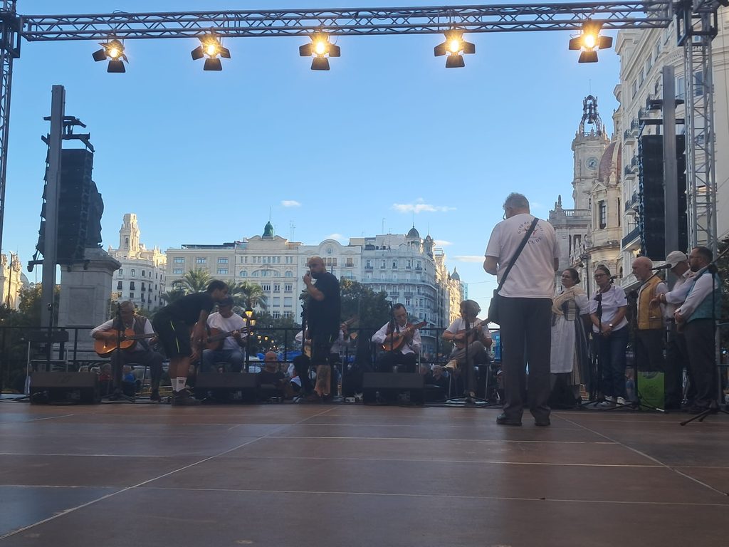 Grupos radicales de izquierdas en la plaza del Ayuntamiento familias y grupos de baile renuncian a la dansà por miedo 6 Grupos radicales de izquierdas en la plaza del Ayuntamiento familias y grupos de baile renuncian a la dansa por miedo 2