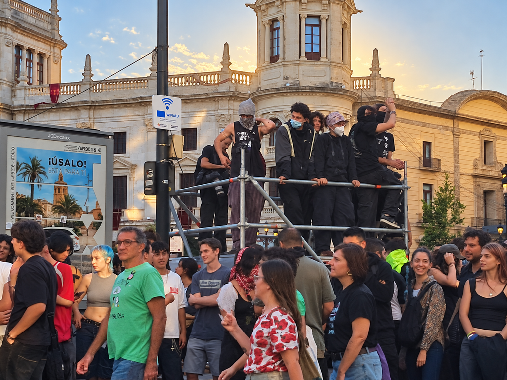 Grupos radicales de izquierdas en la plaza del Ayuntamiento familias y grupos de baile renuncian a la dansà por miedo 3 Grupos radicales de izquierdas en la plaza del Ayuntamiento familias y grupos de baile renuncian a la dansa por miedo 2