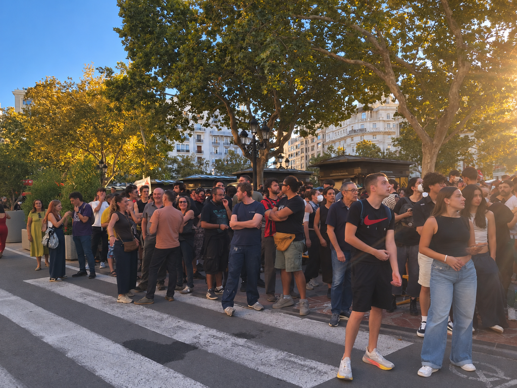 Grupos radicales de izquierdas en la plaza del Ayuntamiento familias y grupos de baile renuncian a la dansà por miedo 4 Grupos radicales de izquierdas en la plaza del Ayuntamiento familias y grupos de baile renuncian a la dansa por miedo 3