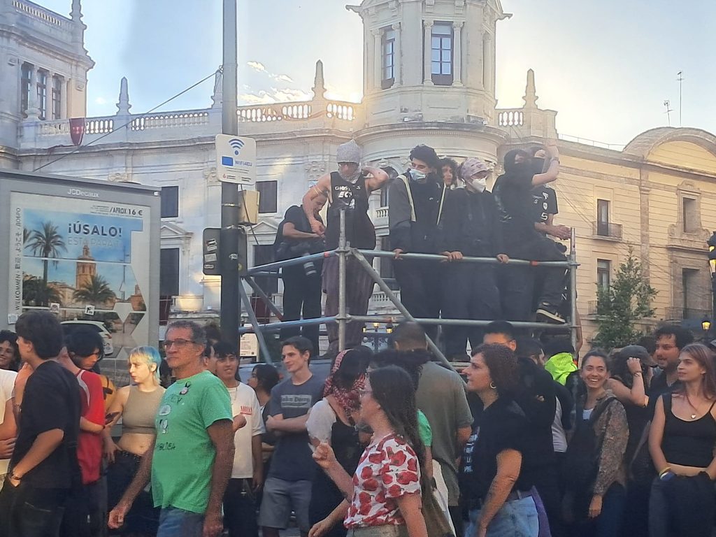 Grupos radicales de izquierdas en la plaza del Ayuntamiento familias y grupos de baile renuncian a la dansà por miedo 8 Grupos radicales de izquierdas en la plaza del Ayuntamiento familias y grupos de baile renuncian a la dansa por miedo 4