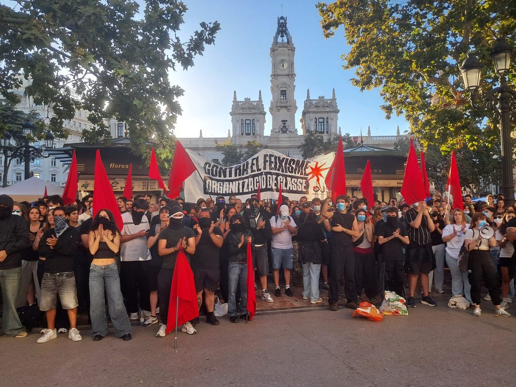 Grupos radicales de izquierdas en la plaza del Ayuntamiento familias y grupos de baile renuncian a la dansà por miedo 9 Grupos radicales de izquierdas en la plaza del Ayuntamiento familias y grupos de baile renuncian a la dansa por miedo 5