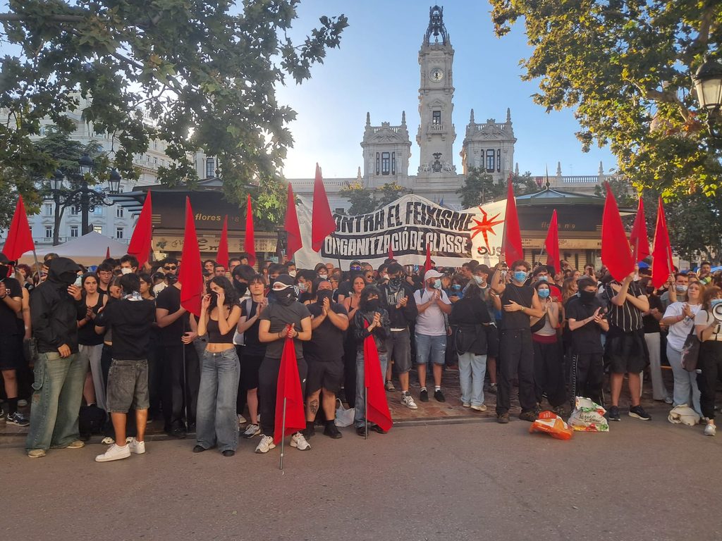 Grupos radicales de izquierdas en la plaza del Ayuntamiento familias y grupos de baile renuncian a la dansà por miedo 10 Grupos radicales de izquierdas en la plaza del Ayuntamiento familias y grupos de baile renuncian a la dansa por miedo 6