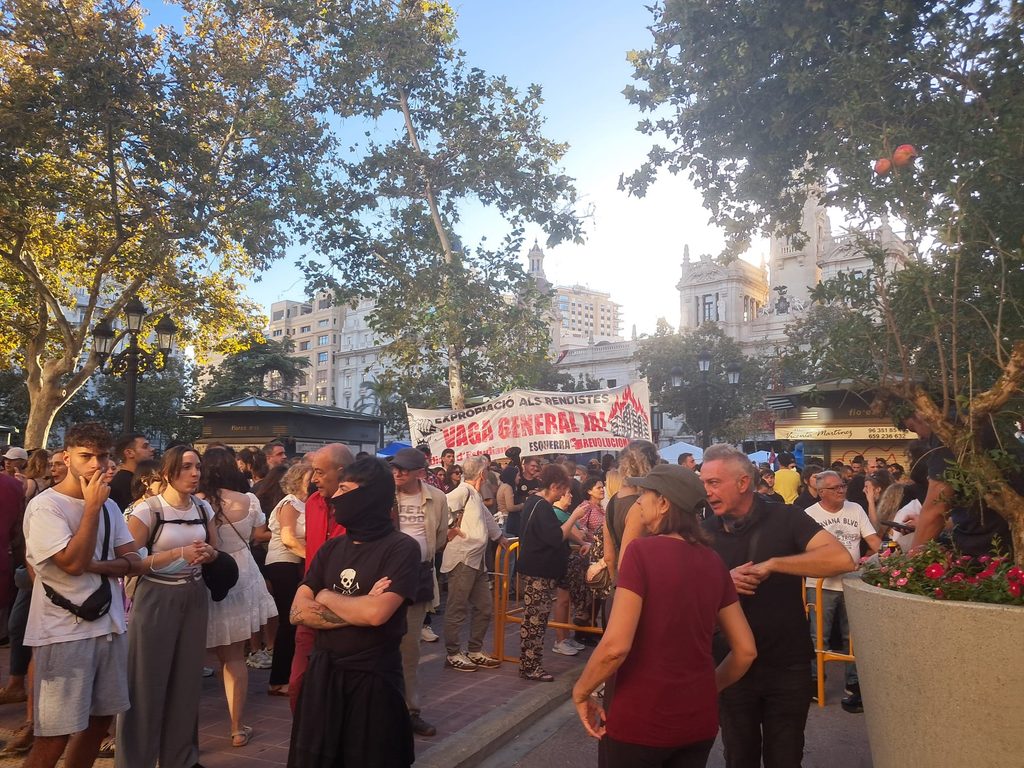 Grupos radicales de izquierdas en la plaza del Ayuntamiento familias y grupos de baile renuncian a la dansà por miedo 12 Grupos radicales de izquierdas en la plaza del Ayuntamiento familias y grupos de baile renuncian a la dansa por miedo 8