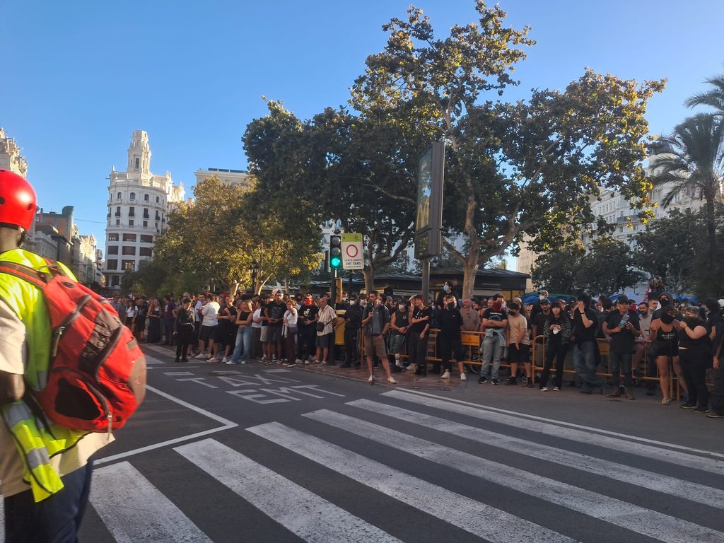 Grupos radicales de izquierdas en la plaza del Ayuntamiento familias y grupos de baile renuncian a la dansà por miedo 13 Grupos radicales de izquierdas en la plaza del Ayuntamiento familias y grupos de baile renuncian a la dansa por miedo 9