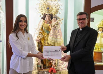 Las comisiones falleras entregan la recaudación de los Besamanos solidarios en el Museu Marià de Valéncia