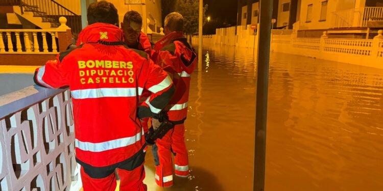 Las lluvias dejan 266 incidencias en la Comunitat Valenciana, con Valéncia y Alzira como las zonas más afectadas 1 Las intensas lluvias movilizan al Consorcio Provincial de Bomberos de Castellón durante la mañana