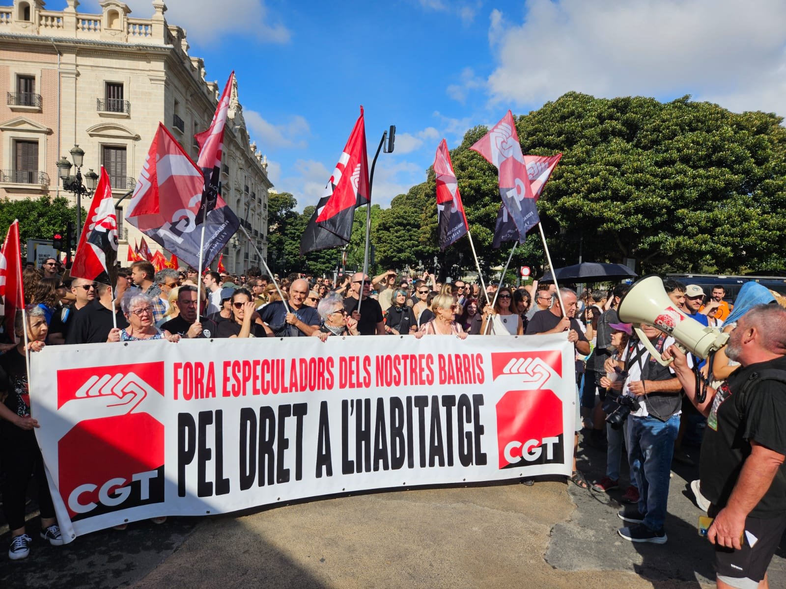 Protesta por la vivienda: pánico, carreras, 9 agentes heridos y un detenido en Valéncia 2 HTsuUxPXYAAr L