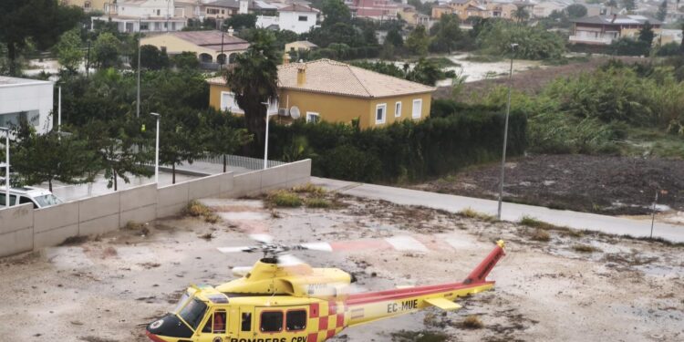 La Diputació de Valéncia prolonga el dispositivo especial de bomberos hasta las 20:00 horas y urge al confinamiento absoluto en el litoral sur
