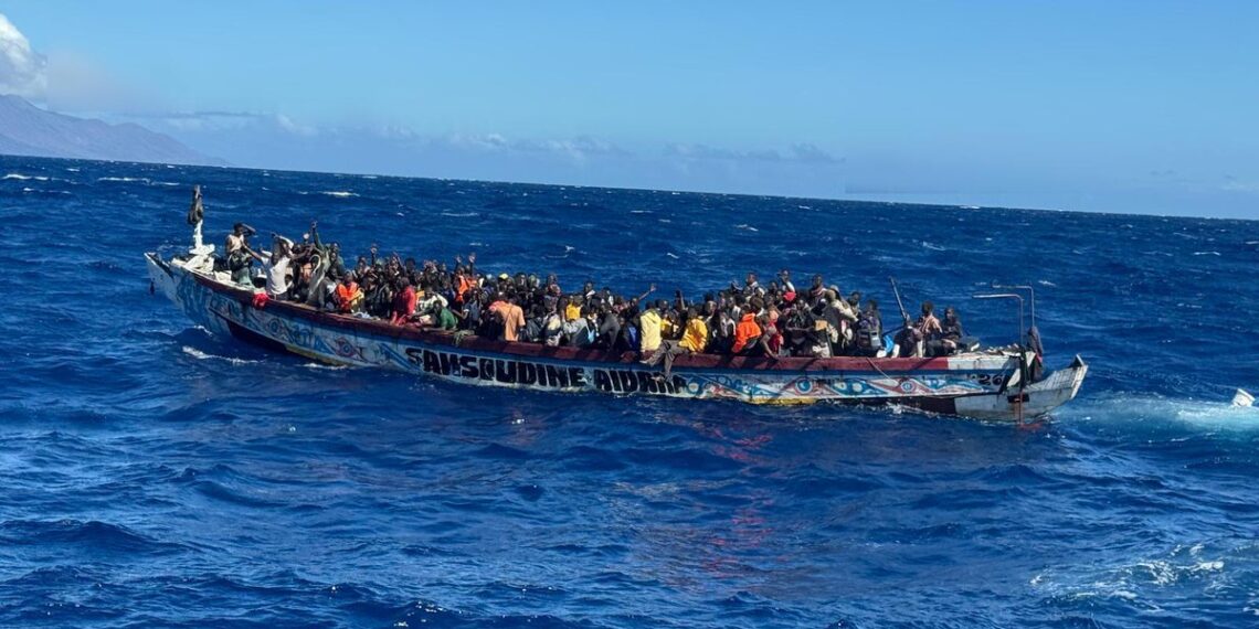 Salvamento Marítimo rescata a más de 300 personas en dos cayucos al sur de El Hierro con un balance de dos fallecidos