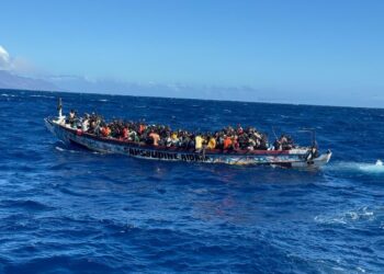 Salvamento Marítimo rescata a más de 300 personas en dos cayucos al sur de El Hierro con un balance de dos fallecidos