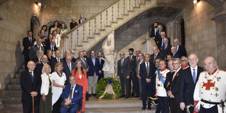El Centenar de la Ploma complix un any més en la tradició i custodia la Real Senyera