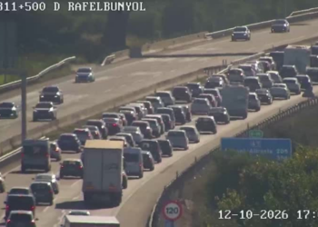 La A-7 registra más de 8 kilómetros de retenciones en la provincia de Valéncia tras sufrir dos accidentes consecutivos en sentido Alicante