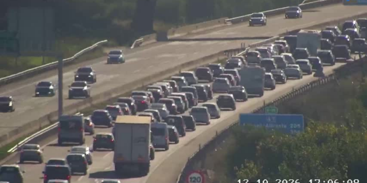 La A-7 registra más de 8 kilómetros de retenciones en la provincia de Valéncia tras sufrir dos accidentes consecutivos en sentido Alicante 1 La A-7 registra más de 8 kilómetros de retenciones en la provincia de Valéncia tras sufrir dos accidentes consecutivos en sentido Alicante