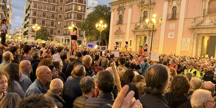 Miles de personas piden justicia por la DANA en Valencia