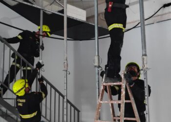 Los Bomberos intervienen de urgencia para asegurar un edificio de siete plantas en Sedaví tras sufrir daños estructurales por filtraciones 17 Los Bomberos intervienen de urgencia para asegurar un edificio de siete plantas en Sedaví tras sufrir daños estructurales por filtraciones