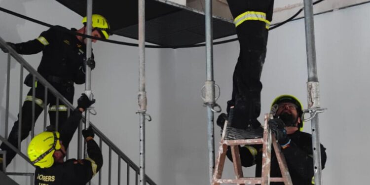 Los Bomberos intervienen de urgencia para asegurar un edificio de siete plantas en Sedaví tras sufrir daños estructurales por filtraciones