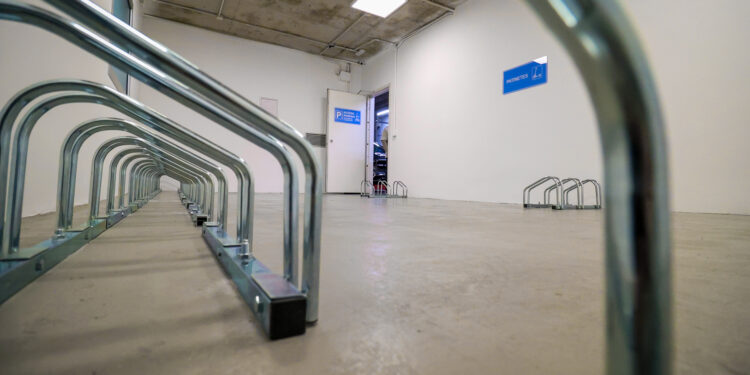 El Hospital La Fe habilita un espacio exclusivo para bicicletas y patinetes en su aparcamiento subterráneo