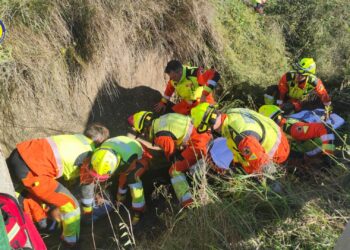 Rescatada una mujer tras caer a un canal seco de tres metros de profundidad en Monserrat 15 Rescatada una mujer tras caer a un canal seco de tres metros de profundidad en Monserrat