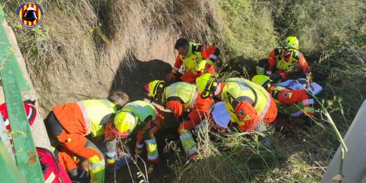 Rescatada una mujer tras caer a un canal seco de tres metros de profundidad en Monserrat