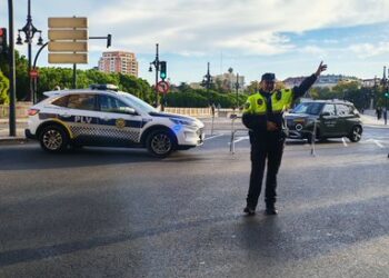 El medio maratón y un descarrilamiento en el tranvia colapsan la movilidad en Valéncia