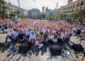 La plaza de la Reina se llena de música y pólvora para despedir el Año Jubilar del Santo Cáliz en Valéncia