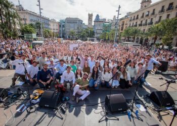 La plaza de la Reina se llena de música y pólvora para despedir el Año Jubilar del Santo Cáliz en Valéncia
