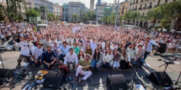 La plaza de la Reina se llena de música y pólvora para despedir el Año Jubilar del Santo Cáliz en Valéncia