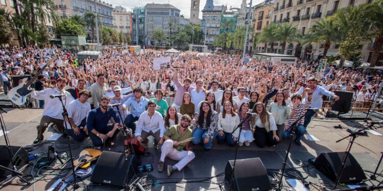 La plaza de la Reina se llena de música y pólvora para despedir el Año Jubilar del Santo Cáliz en Valéncia
