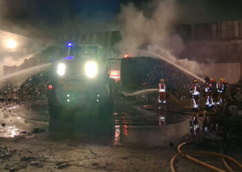 Incendio en una planta de reciclaje de Sollana movilizó la pasada noche a numerosos efectivos de bomberos