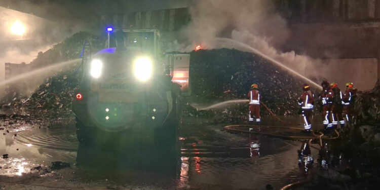 Incendio en una planta de reciclaje de Sollana movilizó la pasada noche a numerosos efectivos de bomberos