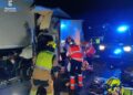 Los bomberos logran excarcelar al conductor atrapado tras un grave accidente en la AP-7 a la altura de Benicarló