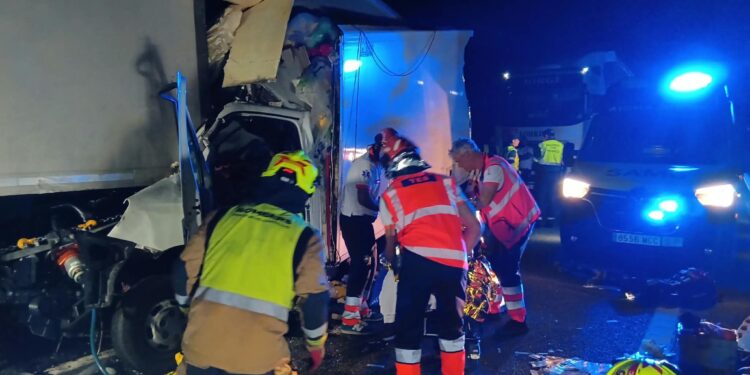 Los bomberos logran excarcelar al conductor atrapado tras un grave accidente en la AP-7 a la altura de Benicarló 1 Los bomberos logran excarcelar al conductor atrapado tras un grave accidente en la AP-7 a la altura de Benicarló