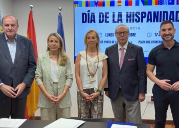 Más de 7.000 participantes y 37 grupos folclóricos recorrerán Valéncia en el desfile del Día de la Hispanidad