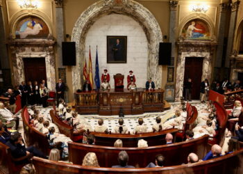 El Hemiciclo del Ayuntamiento de Valéncia se engalana para proclamar a Beatriz Blanco y Julia Vizcayno como máximas representantes de las Fallas 2027