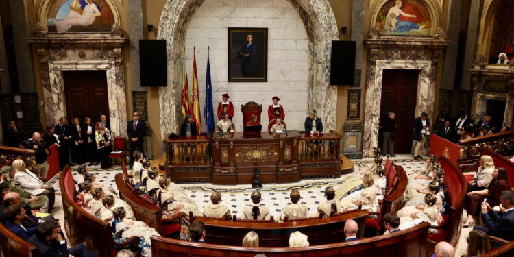 El Hemiciclo del Ayuntamiento de Valéncia se engalana para proclamar a Beatriz Blanco y Julia Vizcayno como máximas representantes de las Fallas 2027 1 El Hemiciclo del Ayuntamiento de Valéncia se engalana para proclamar a Beatriz Blanco y Julia Vizcayno como máximas representantes de las Fallas 2027
