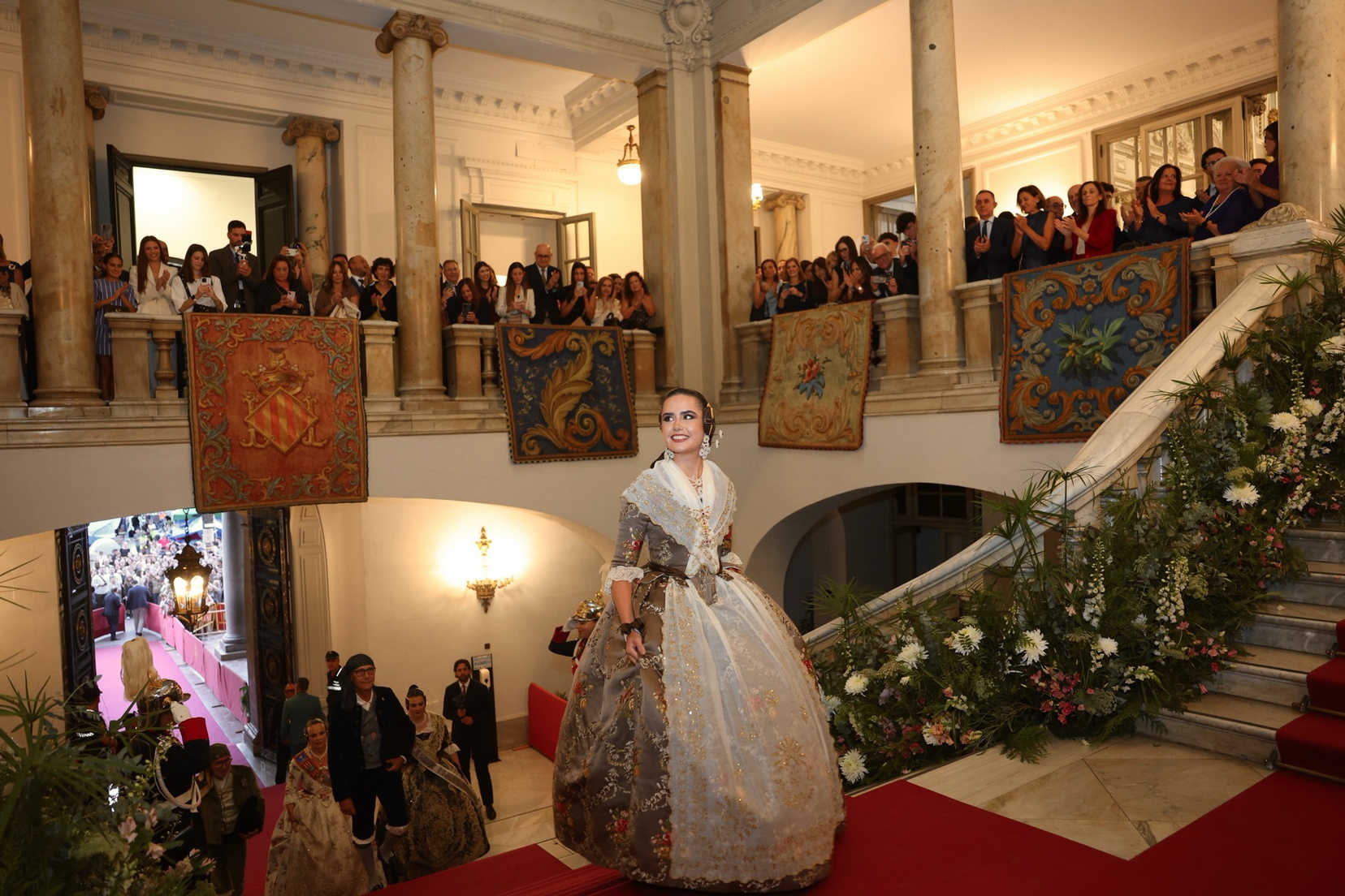 El Hemiciclo del Ayuntamiento de Valéncia se engalana para proclamar a Beatriz Blanco y Julia Vizcayno como máximas representantes de las Fallas 2027 4 IMG 6279