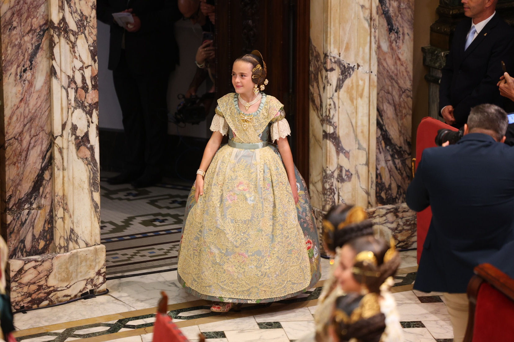 El Hemiciclo del Ayuntamiento de Valéncia se engalana para proclamar a Beatriz Blanco y Julia Vizcayno como máximas representantes de las Fallas 2027 9 IMG 6290