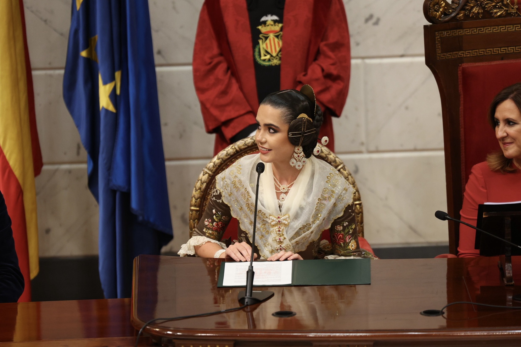 El Hemiciclo del Ayuntamiento de Valéncia se engalana para proclamar a Beatriz Blanco y Julia Vizcayno como máximas representantes de las Fallas 2027 8 IMG 6291