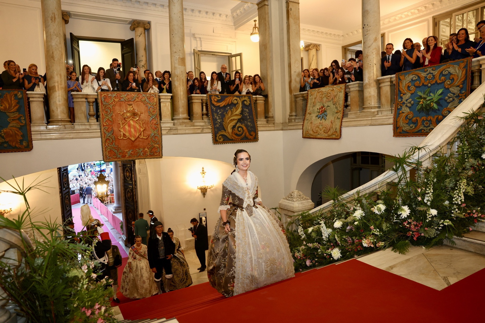 El Hemiciclo del Ayuntamiento de Valéncia se engalana para proclamar a Beatriz Blanco y Julia Vizcayno como máximas representantes de las Fallas 2027 6 IMG 6297