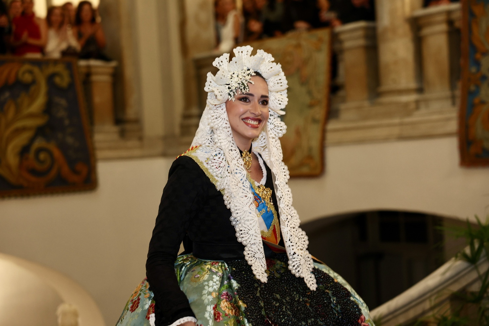El Hemiciclo del Ayuntamiento de Valéncia se engalana para proclamar a Beatriz Blanco y Julia Vizcayno como máximas representantes de las Fallas 2027 12 IMG 6312