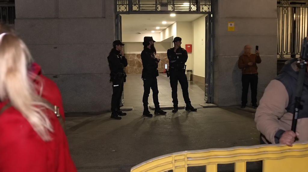 Interior desaloja a los representantes de la policía y guardia civil encerrados por una jubilación digna 3 Interior desaloja a los representantes de la policia y guardia civil encerrados por una jubilacion digna 2