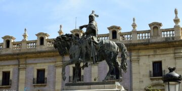 El gigante de bronce del Parterre: memoria, disputas y la odisea tras la estatua de Jaume I