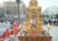 La historica Custodia recorre Valencia en una celebracion del Santo Caliz centrada en la caridad 1