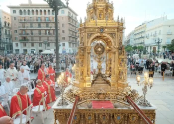 La historica Custodia recorre Valencia en una celebracion del Santo Caliz centrada en la caridad 1